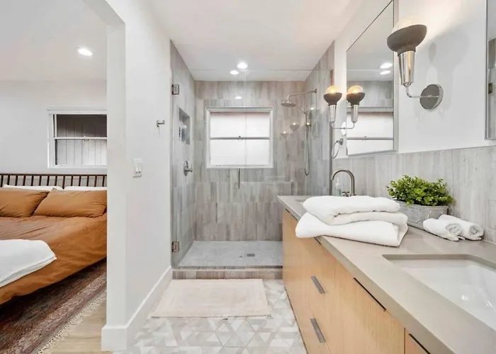 Uptown Retreat Wit Views And Hot Tub *