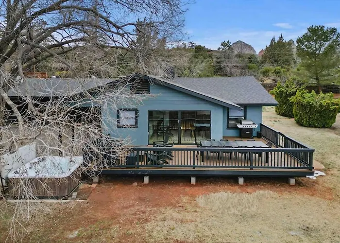 Uptown Retreat Wit Views And Hot Tub