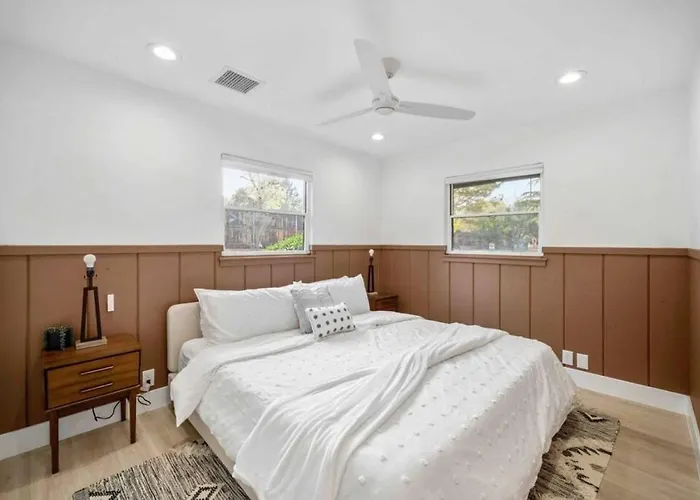 Uptown Retreat Wit Views And Hot Tub Casa vacanze