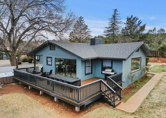 Uptown Retreat Wit Views And Hot Tub *