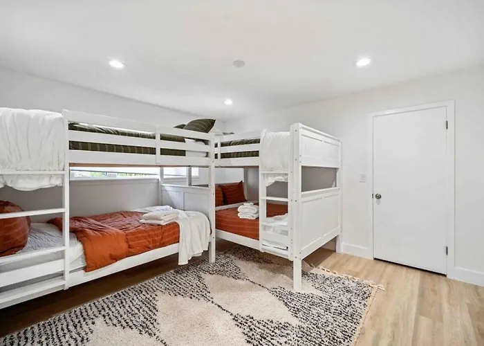 Uptown Retreat Wit Views And Hot Tub