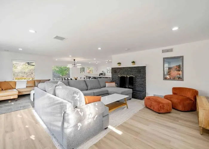 Uptown Retreat Wit Views And Hot Tub Casa vacanze *