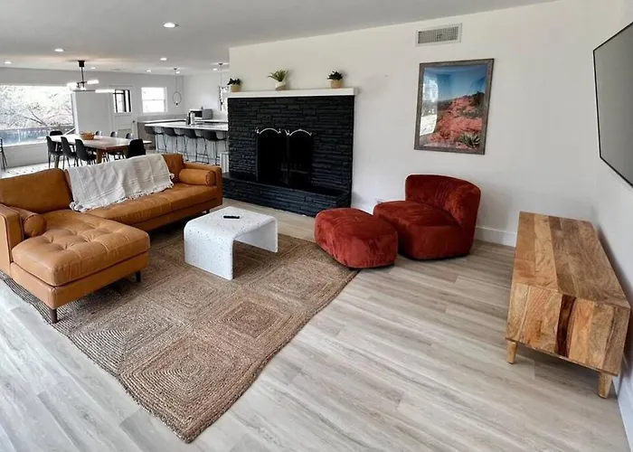 Uptown Retreat Wit Views And Hot Tub Casa vacanze