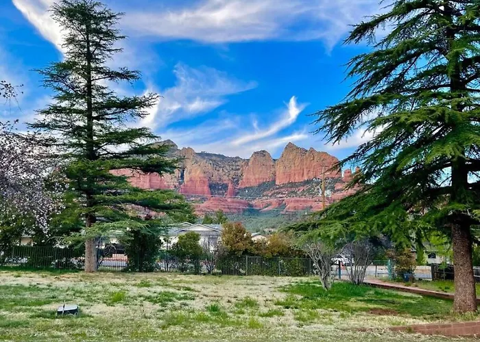 Uptown Retreat Wit Views And Hot Tub