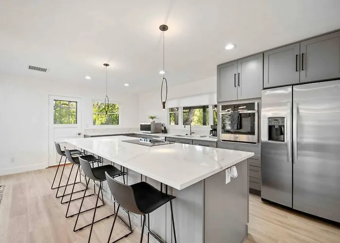 Uptown Retreat Wit Views And Hot Tub