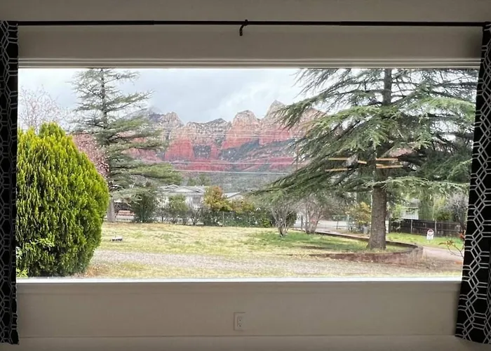 Uptown Retreat Wit Views And Hot Tub